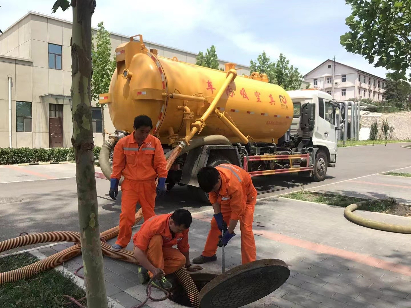 迭部管道疏通车停在窨井附近