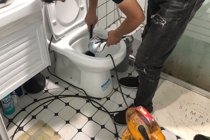 迭部马桶堵塞自己疏通还是找师傅？专业上门服务让你省时更省心